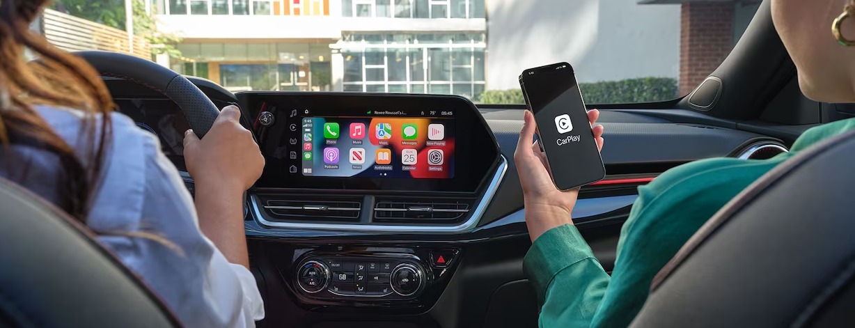 Apple CarPlay con conectividad inalámbrica es una característica estándar en todos los Trax 2024.