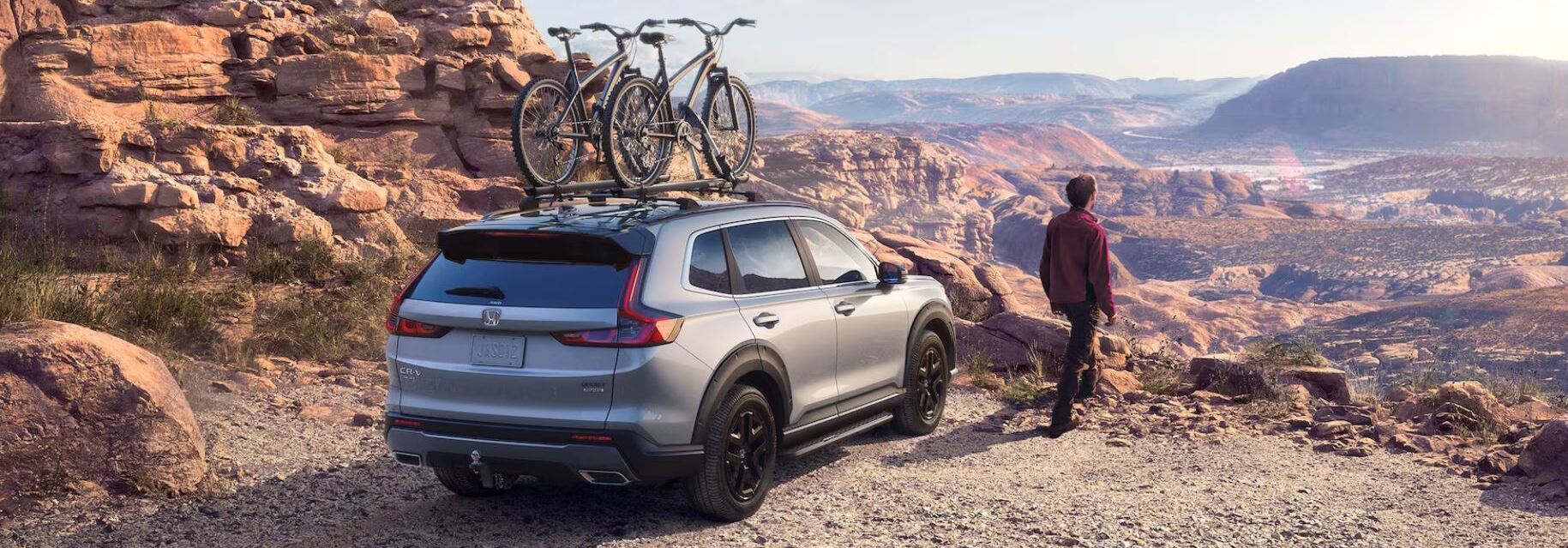 En la línea de los CR-V, solo los modelos híbridos vienen equipados de serie con portaequipajes en el techo y salidas de escape dobles cromadas.