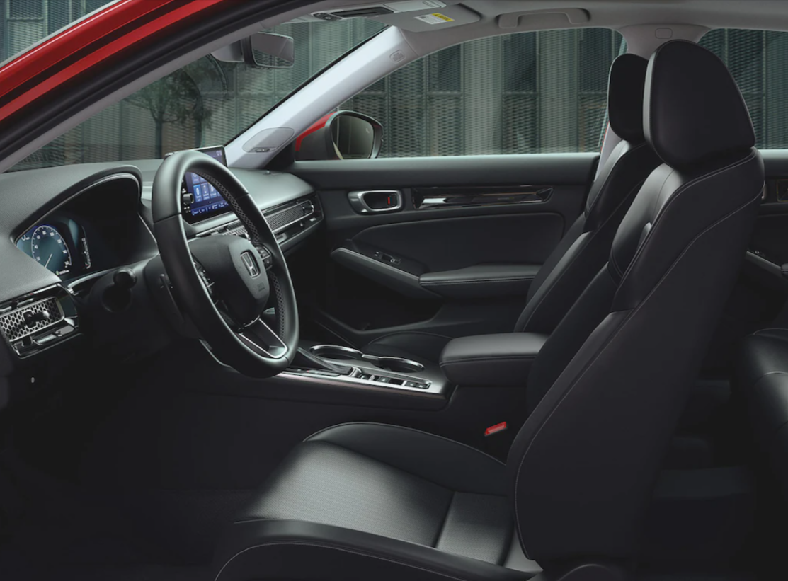 Debido a las características de su cabina, ponerse cómodo en un Honda Civic 2024 no es difícil.