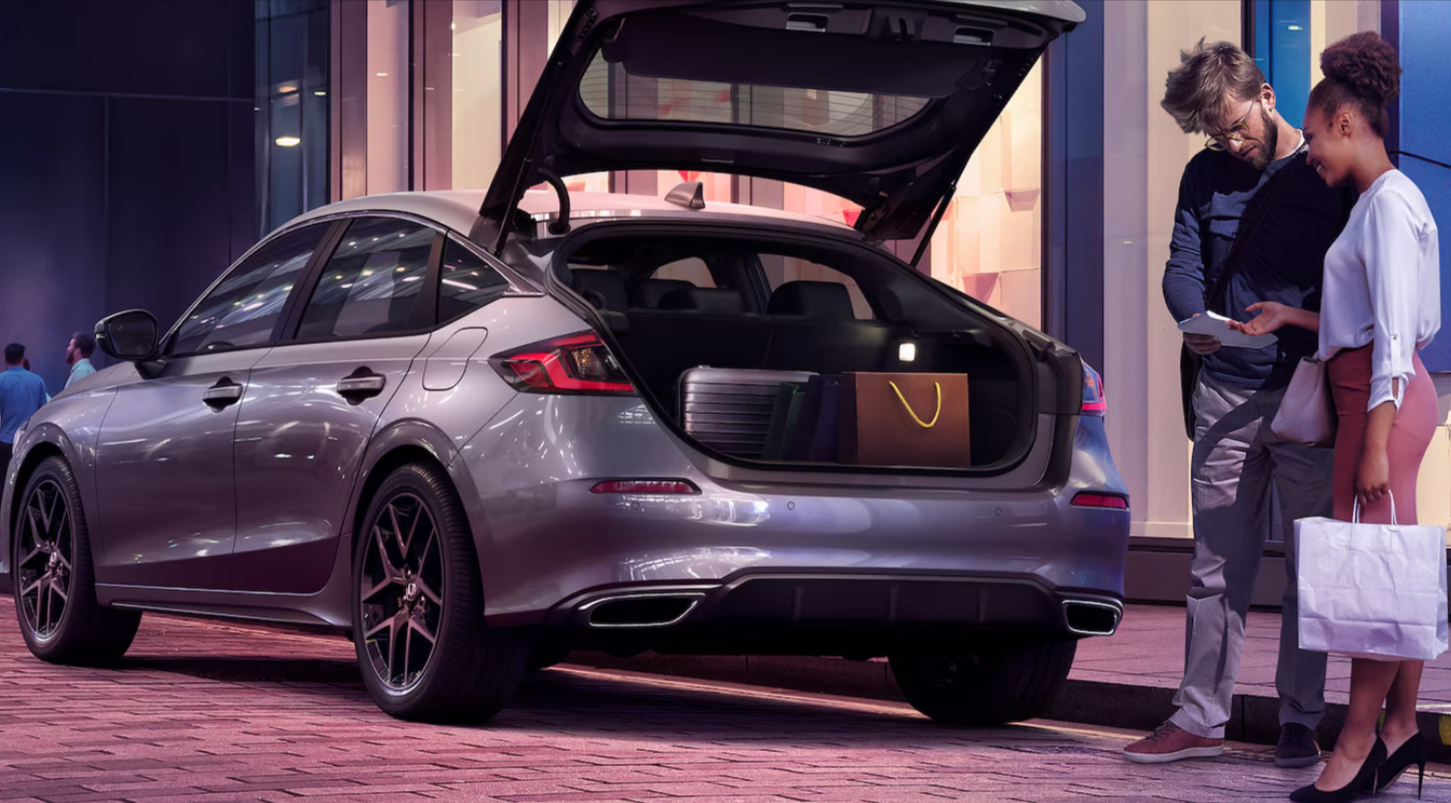 El Honda Civic 2024 Hatchback tiene 24.5 pies cubicos de capacidad de carga detrás de la segunda fila de asientos.