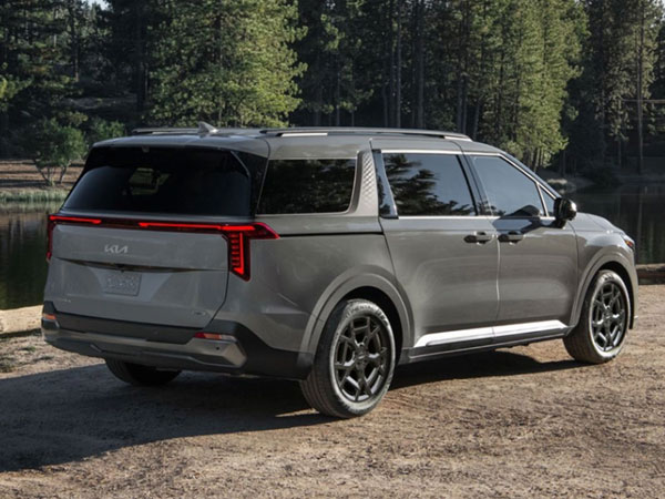 2025 Kia Carnival Rear Angle