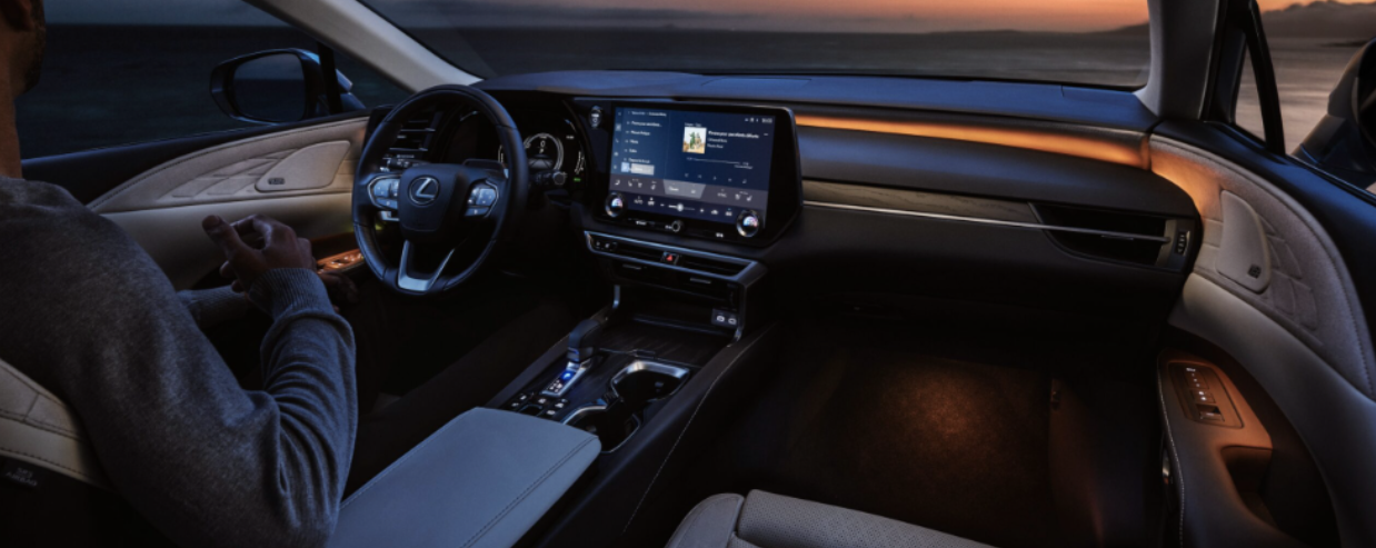 Un SUV imponente por fuera debe ser igual de imponente por dentro y el Lexus RX 350 2024 cumple con esa premisa al pie de la letra.