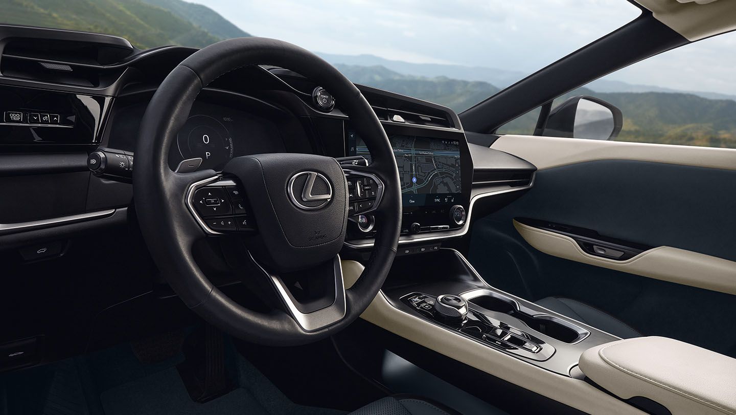 Vive la experiencia de la conducción eléctrica dentro del reconocido refinamiento interior de Lexus.La clásica parrilla de Lexus es reemplazada por una carrocería frontal con forma de reloj de arena.