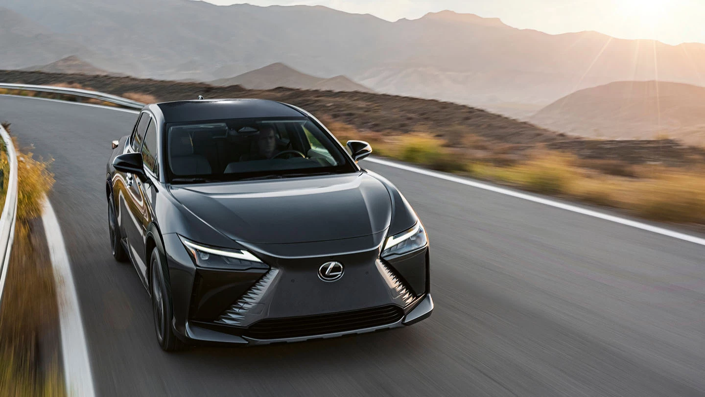 Vive la experiencia de la conducción eléctrica dentro del reconocido refinamiento interior de Lexus.La clásica parrilla de Lexus es reemplazada por una carrocería frontal con forma de reloj de arena.