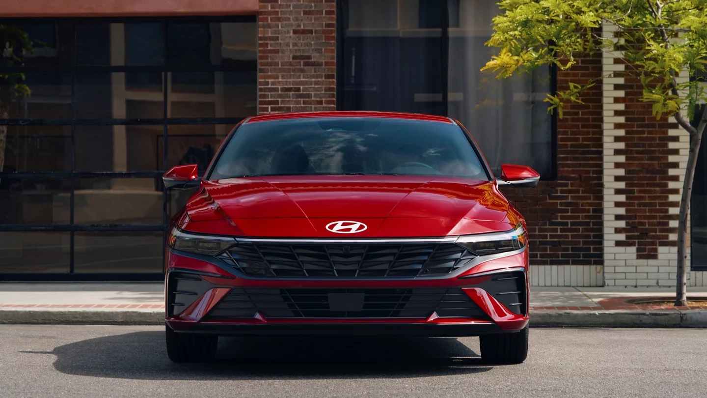 Las delgadas luces diurnas LED están conectadas entre sí por una barra metálica.