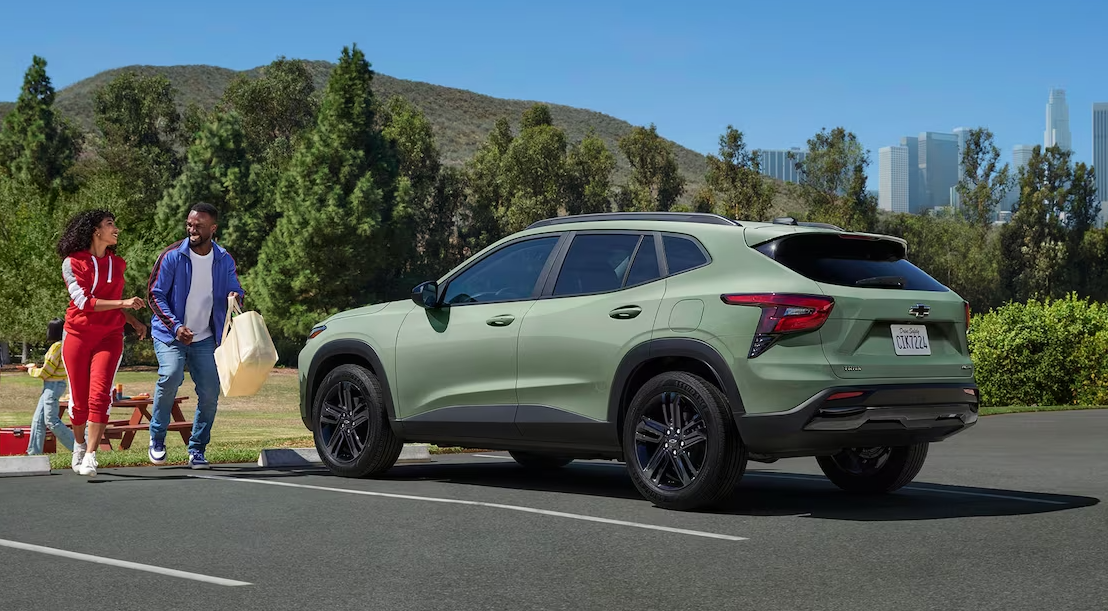 El Trax ACTIV luce una exclusiva parrilla negra con detalles de titanio cromados.