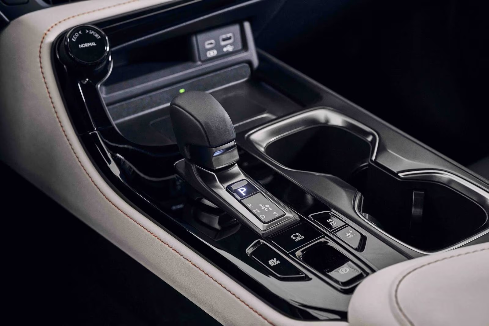 2025 Lexus NX 350 Gear Shaft and Wireless Charger