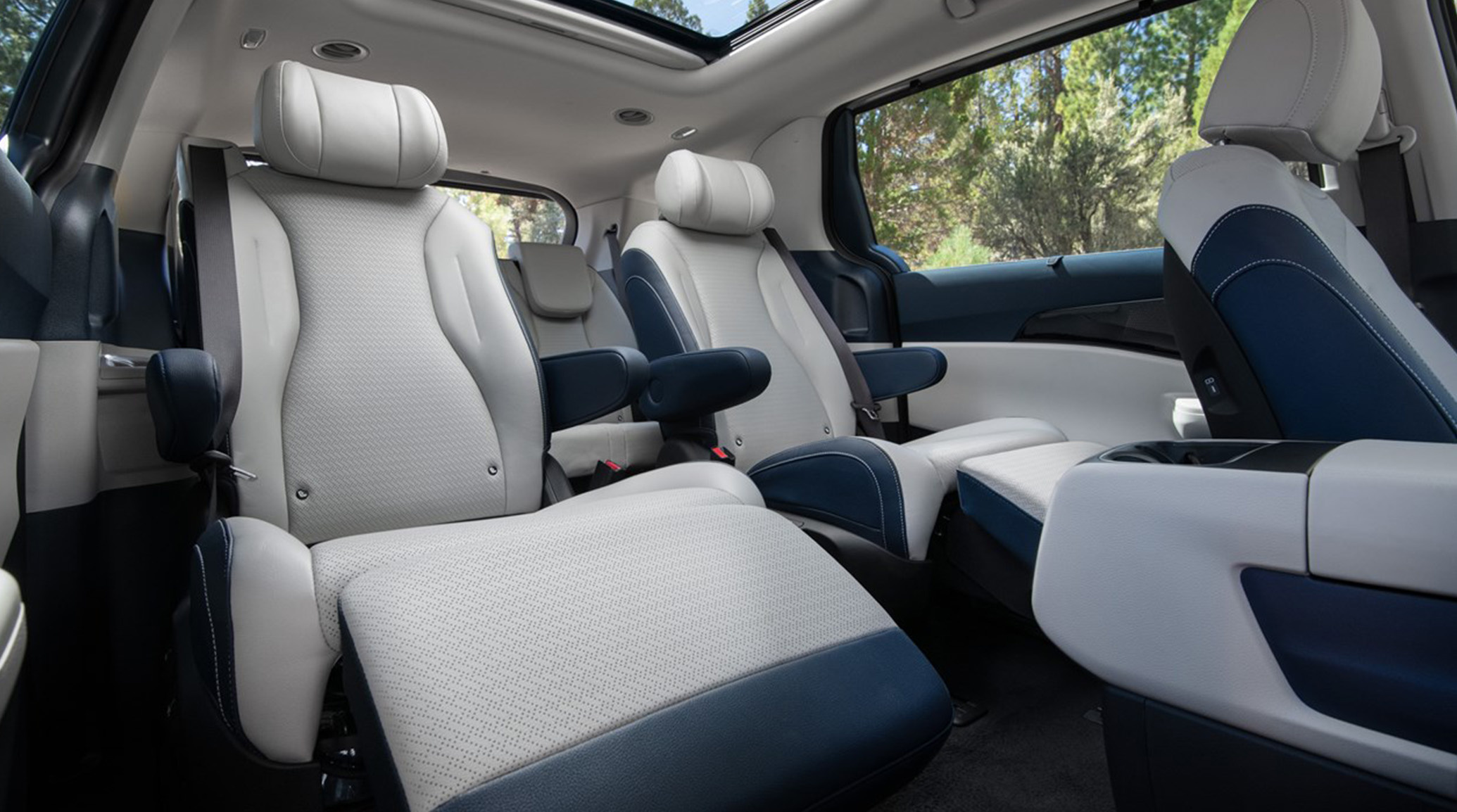 2025 Kia Carnival Second-Row Seats