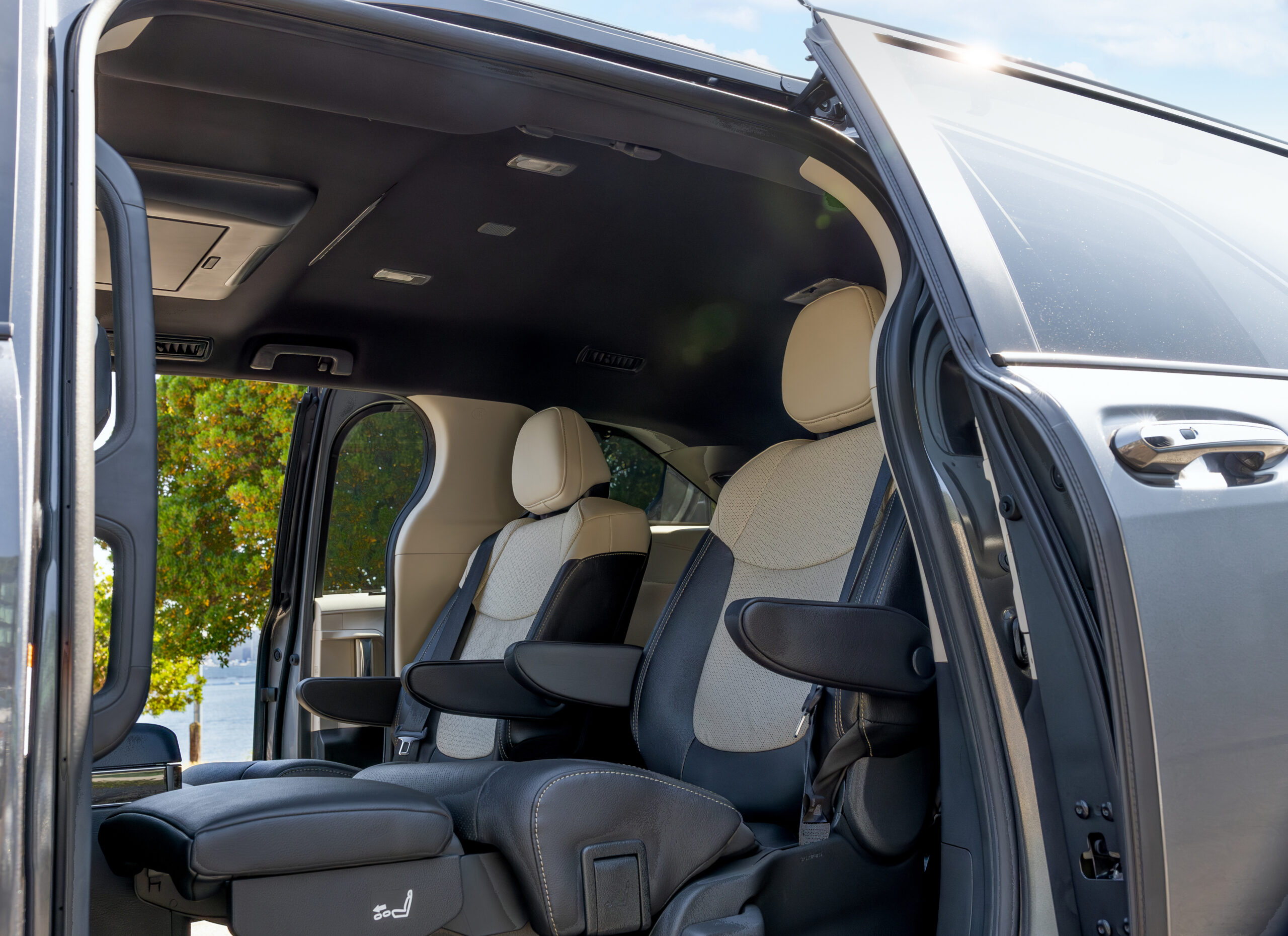 2025 Toyota Sienna Second-Row Chairs