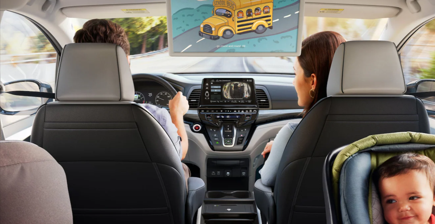 Para los chicos, mirar una película es siempre un buen plan, y en un Honda Odyssey 2025 tus hijos pueden miran cuántas películas quieran mirar gracias al sistema de entretenimiento trasero disponible.