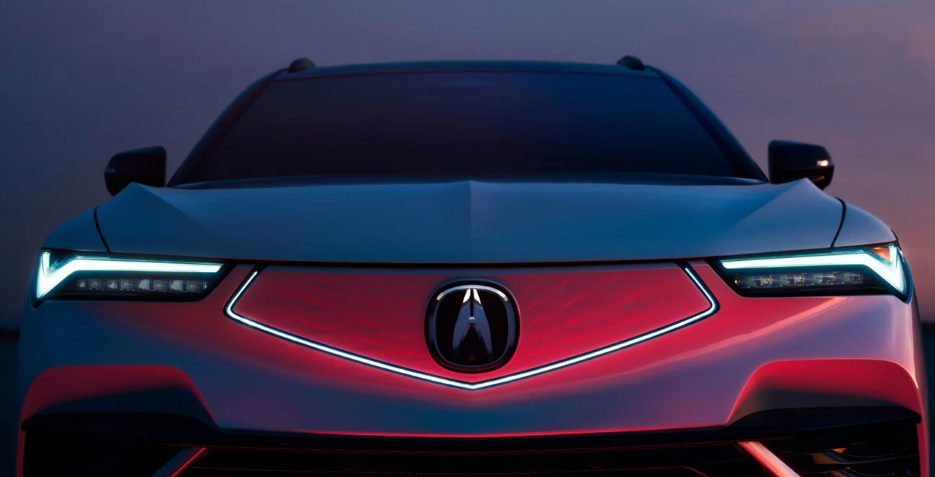 La fascia delantera exhibe una parrilla pentagonal cerrada con su borde iluminado.