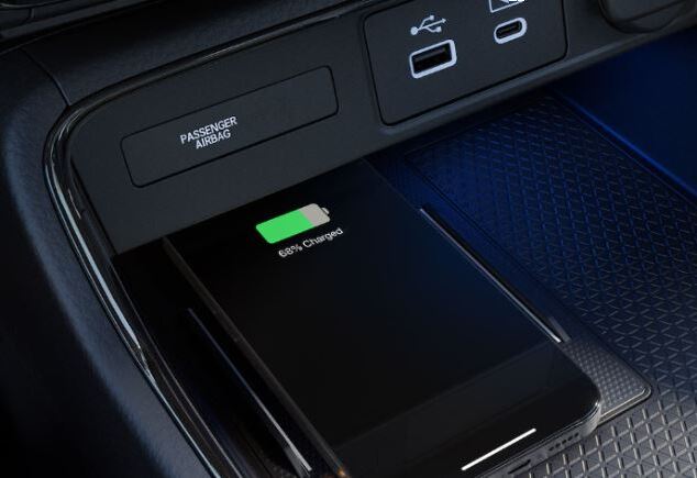 El cargador de teléfono inalámbrico es una característica estándar en el Honda CR-V EX–L 2025.