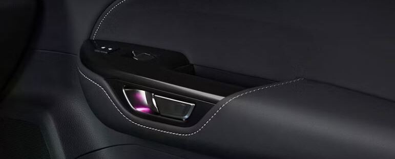 Un sistema de luz ambiental con temáticas seleccionables es estándar para que puedas personalizar tu entorno hasta adaptarlo a tu estado de ánimo.