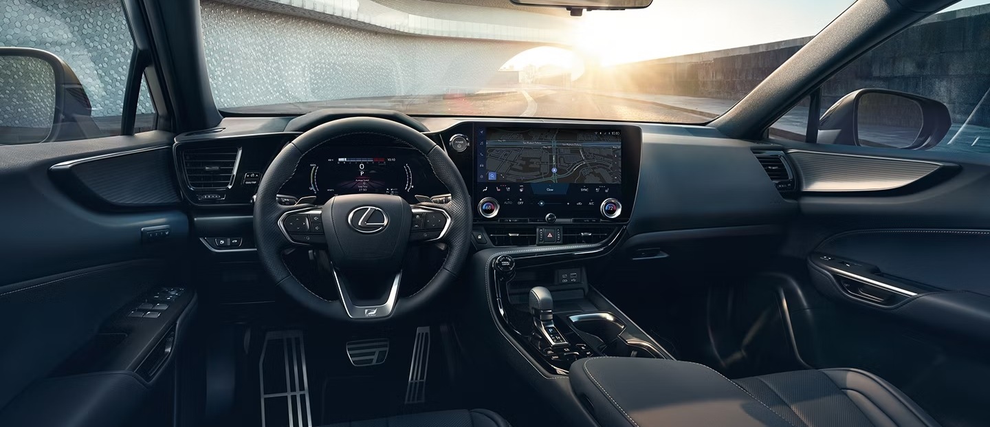 Muévete todo el día por la ciudad rodeado de los lujos que te ofrece el Lexus NX 450h+ 2025.