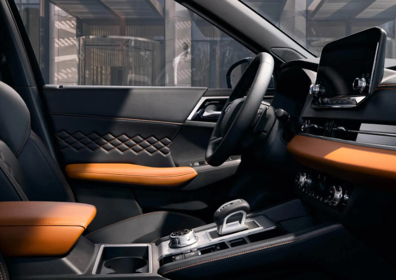 2024 Mitsubishi Outlander First Row