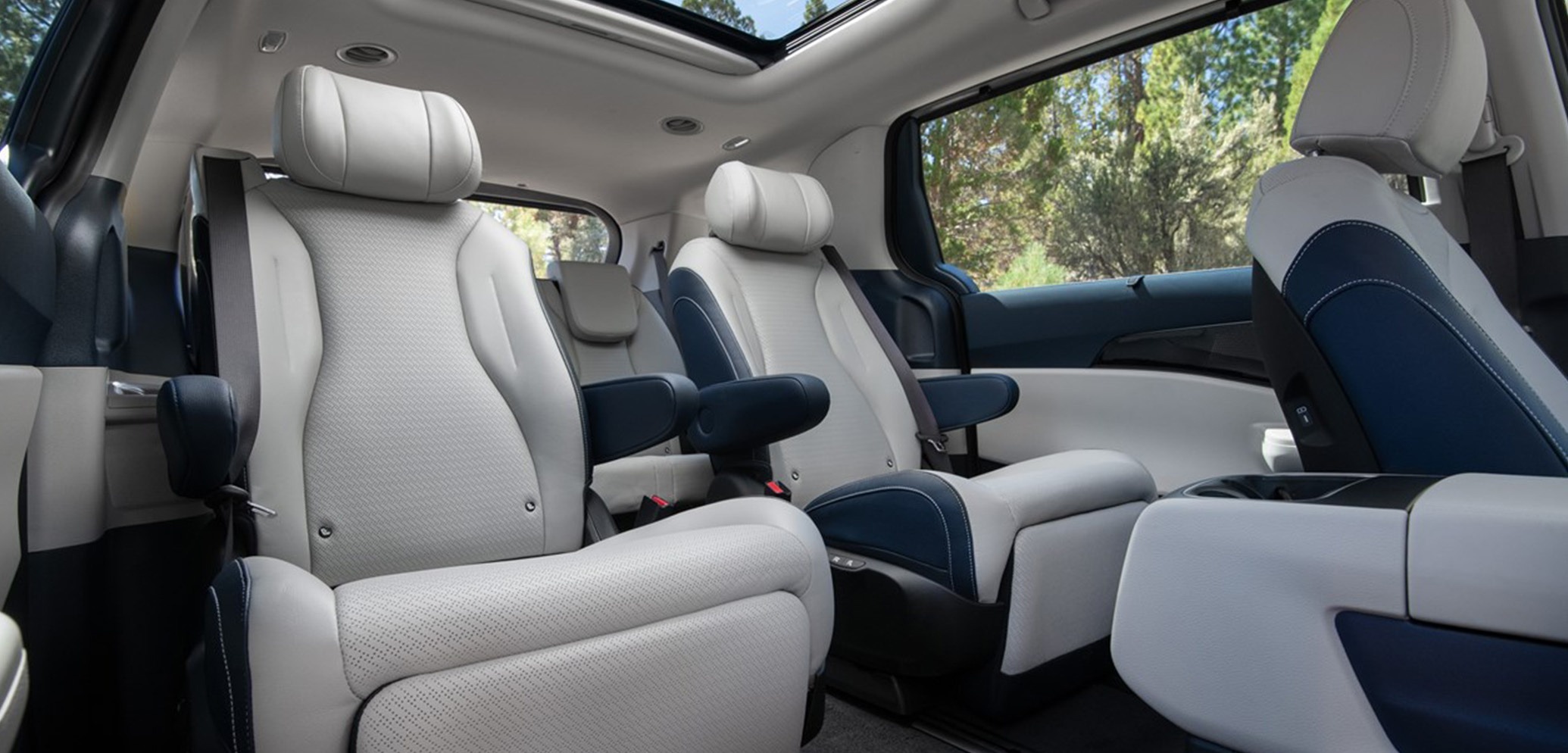 2025 Kia Carnival Second-Row Captain's Chairs