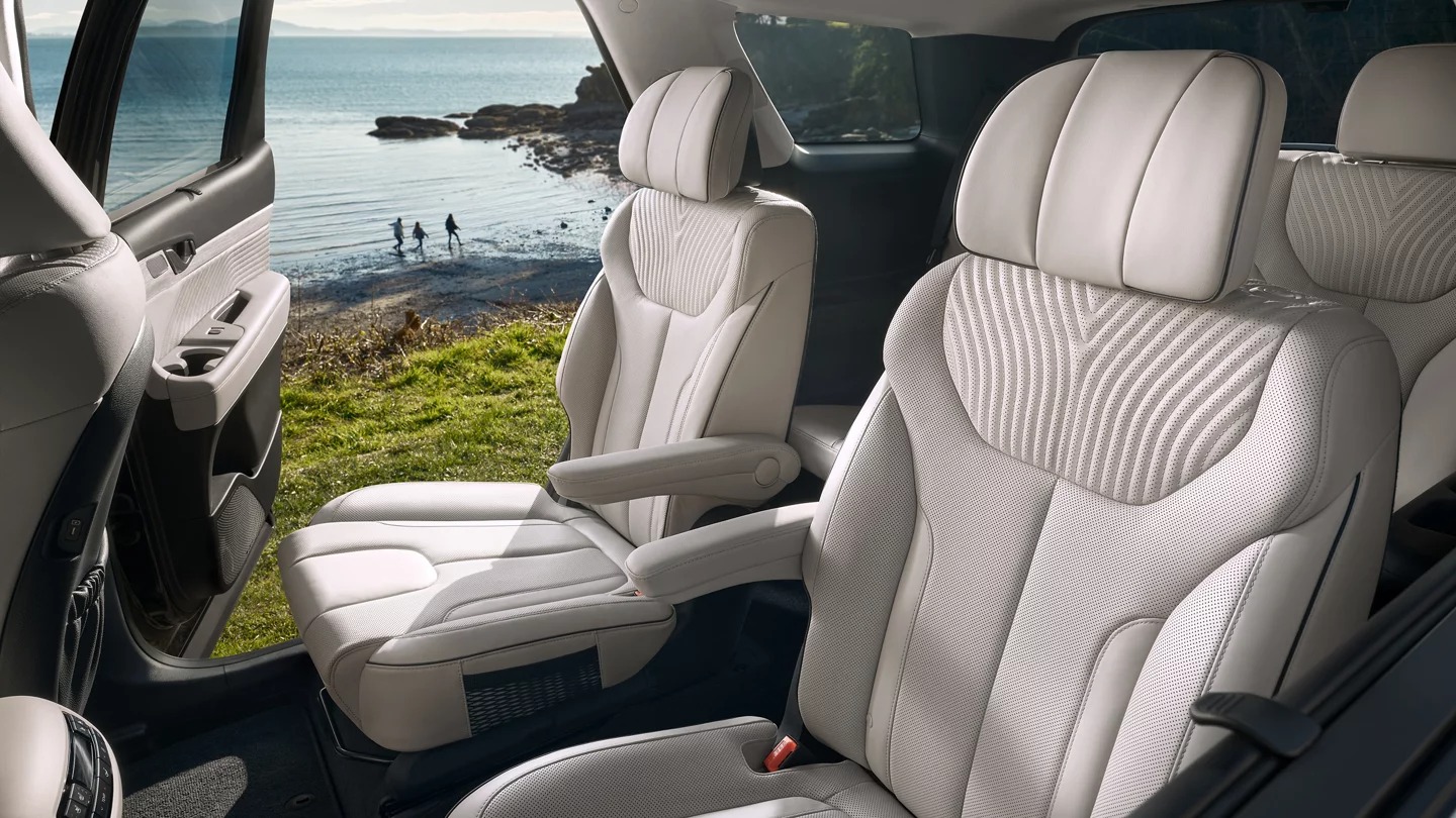2025 Hyundai PALISADE Second-Row Captain's Chairs