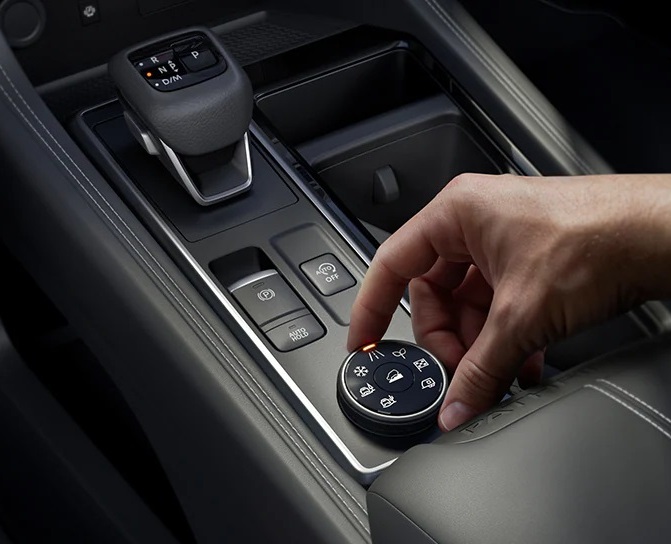 2025 Nissan Pathfinder Driver Controls