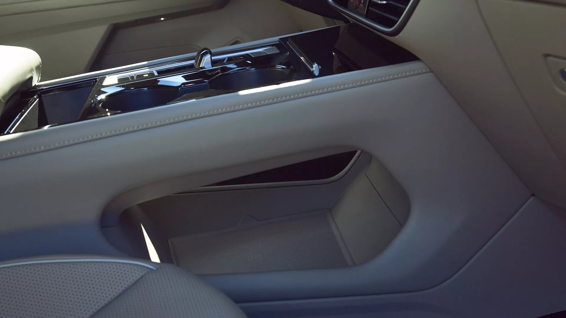 2025 Volkswagen Atlas Front Storage