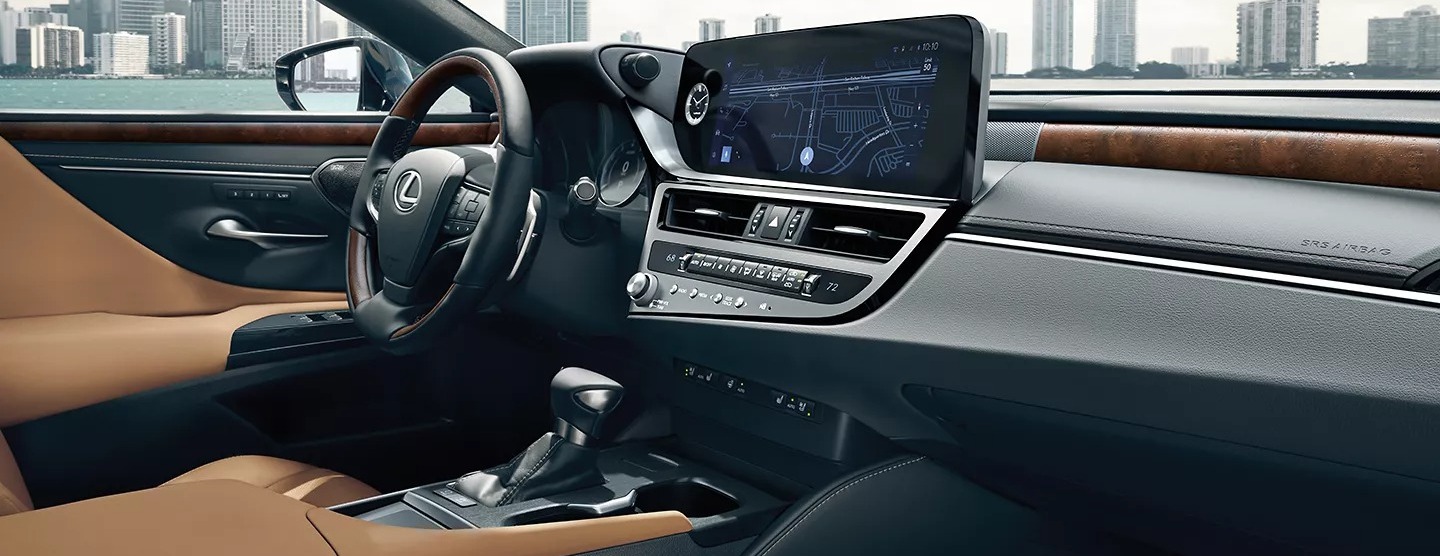 Estar atrapado en el tráfico de la ruta 237 no es tan malo si estás dentro de un Lexus ES 300h 2025.