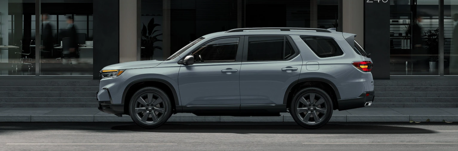 El SUV que se muestra es el Honda Pilot 2025 Sport en Sonic Gray Pearl.