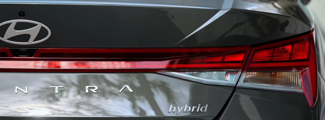 La parte trasera es, como todo el Hyundai ELANTRA, muy llamativa con sus superficies afiladas y sus faros de estilo angular.