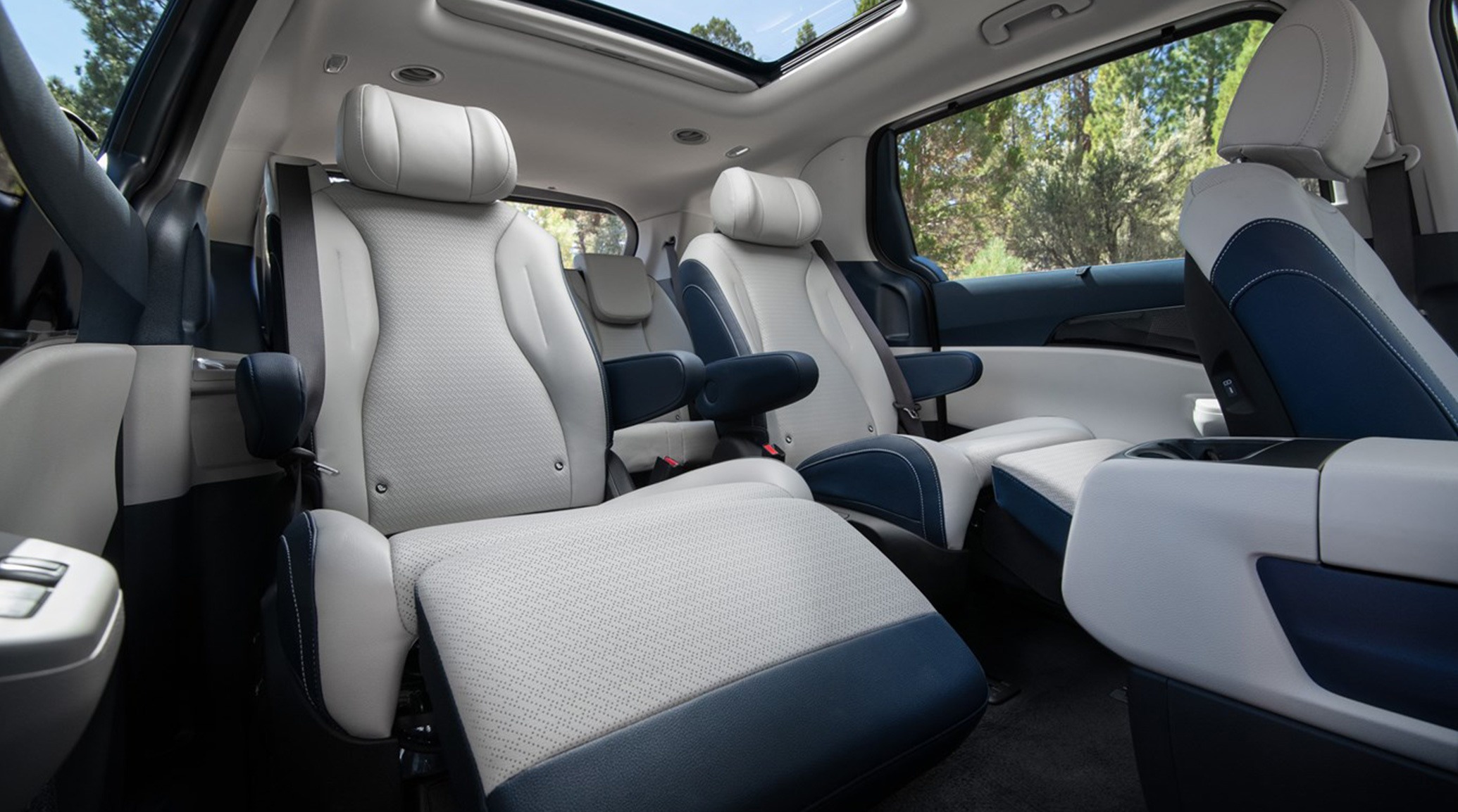 2025 Kia Carnival SX Prestige photo 2