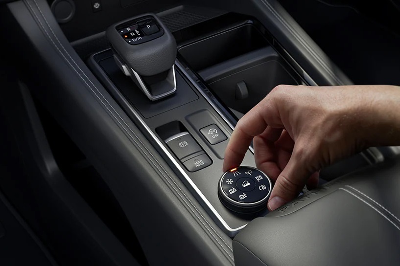 2025 Nissan Pathfinder Driver Controls