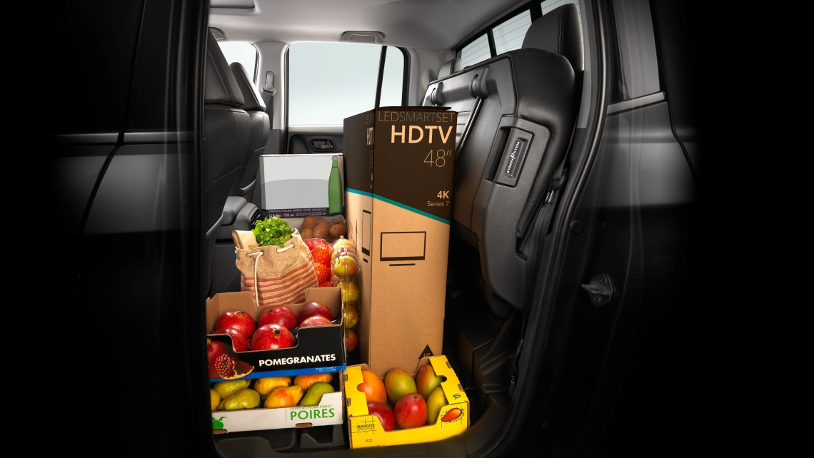 Los asientos traseros se pliegan hacia arriba para maximizar la capacidad de carga.