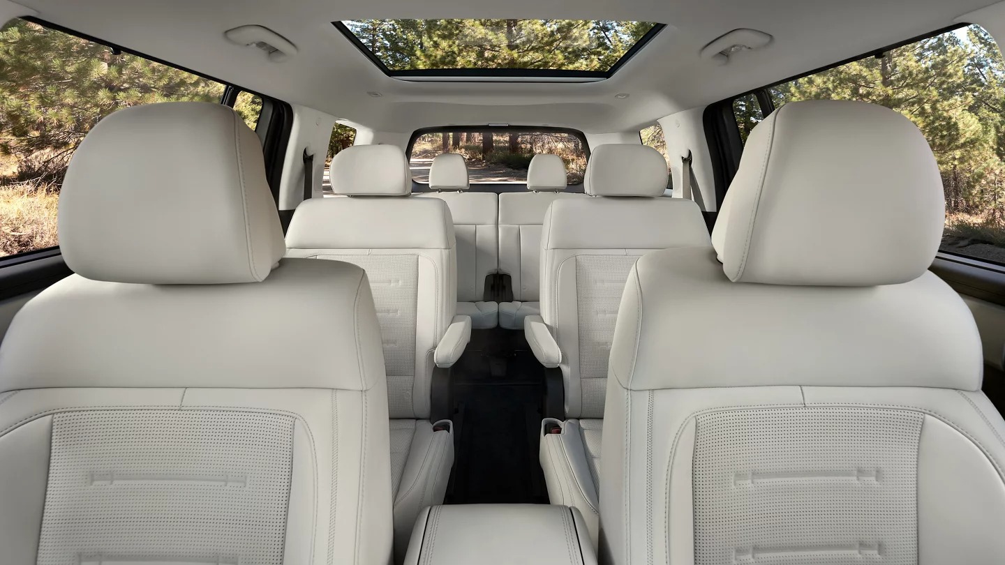 El confort tiene su reinado en las tres filas de asientos de un Hyundai SANTA FE Hybrid 2025 donde cada uno de sus hasta siete pajeros (seis en la versión Calligraphy) gozan de un viaje repleto de comodidades Premium.