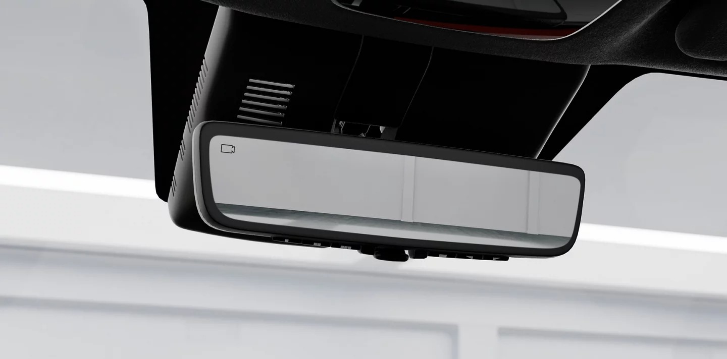 Su espejo retrovisor es digital y puede puede mostrarte una imagen de video en vivo de lo que hay detrás de ti.  