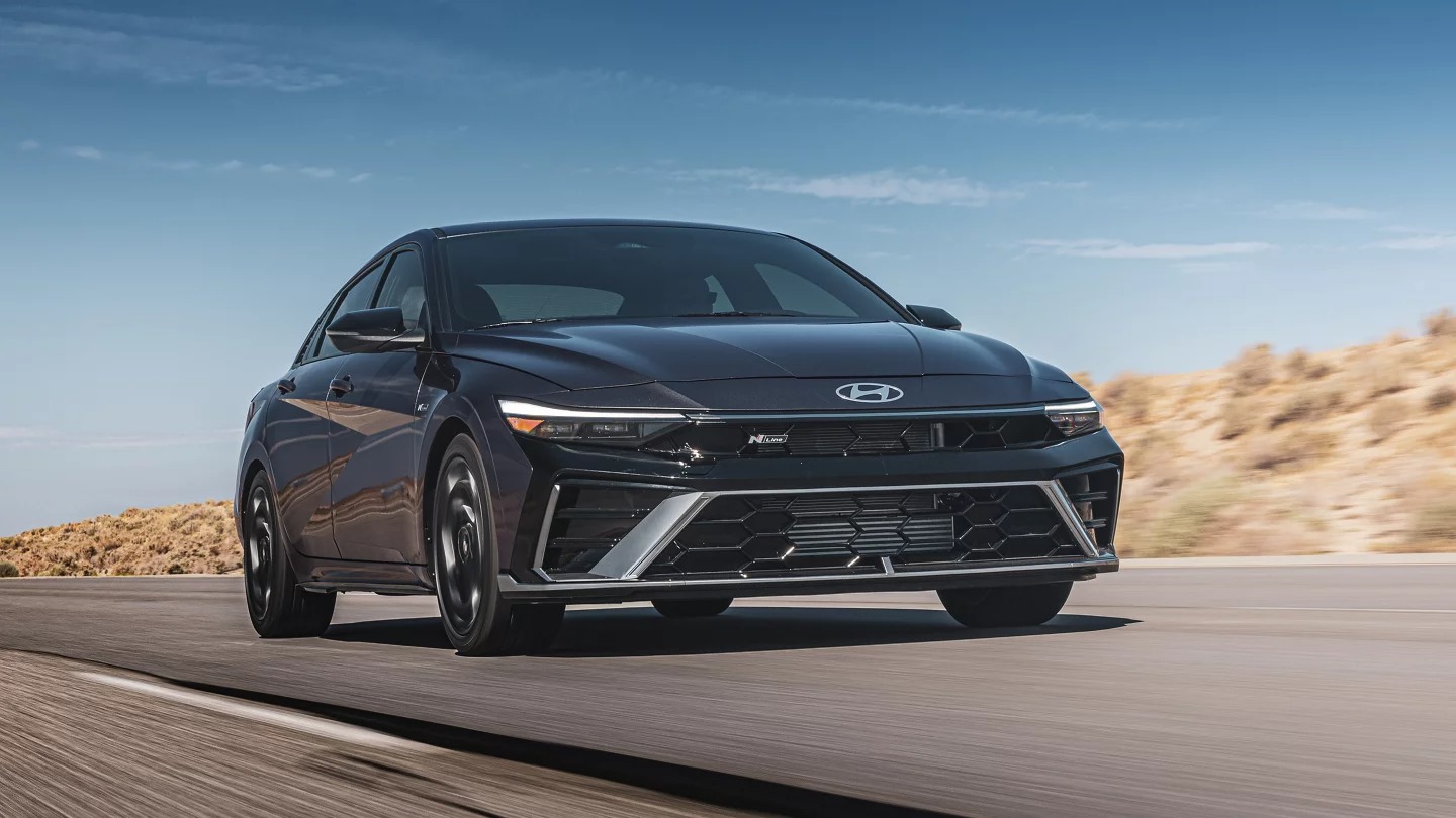 La parrilla es de dos piezas y sobre ella se luce un recientemente renovado emblema de Hyundai que ahora es plano y de acero inoxidable