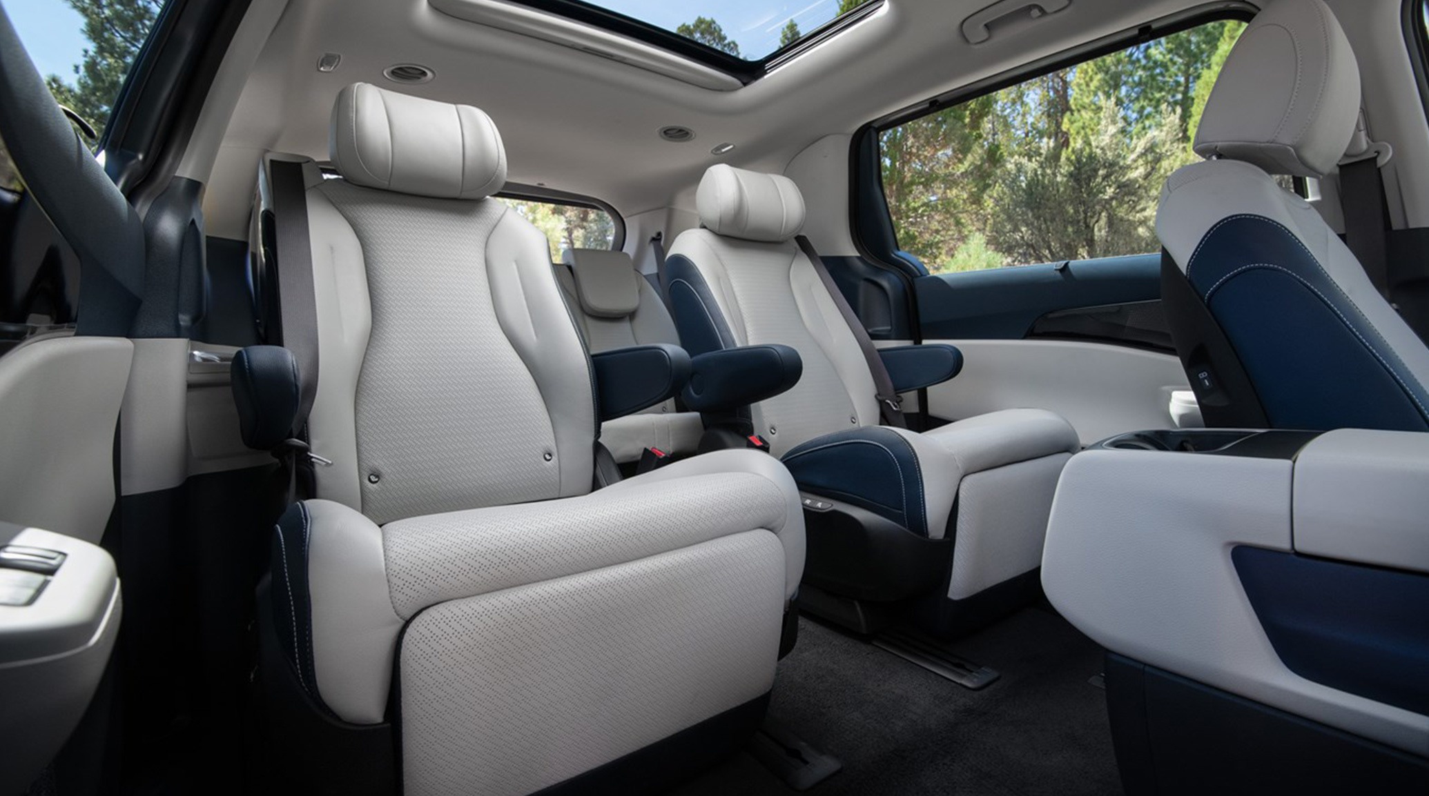 2025 Kia Carnival Hybrid Second-Row Seats