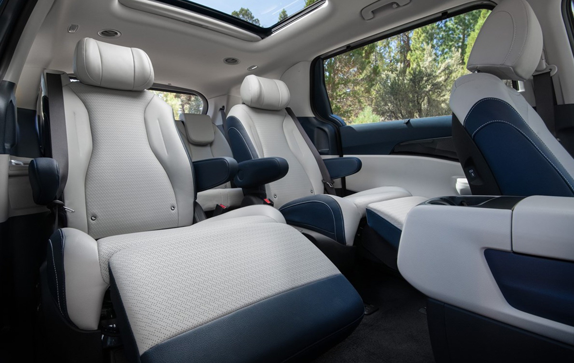 2025 Carnival Hybrid Lounge Seats