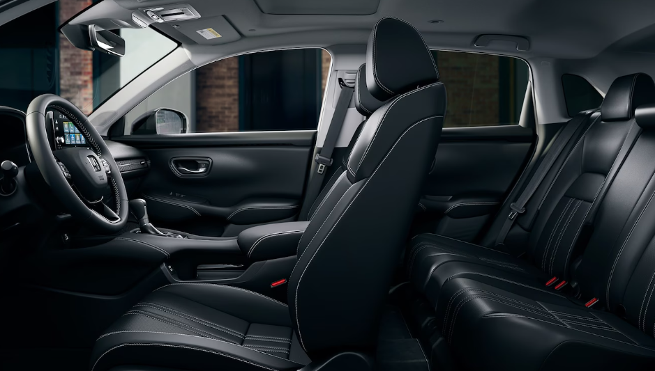 En los 98.7 pies cúbicos de volumen para pasajeros de un Honda HR-V 2025 pueden viajar cómodamente hasta cinco pasajeros.