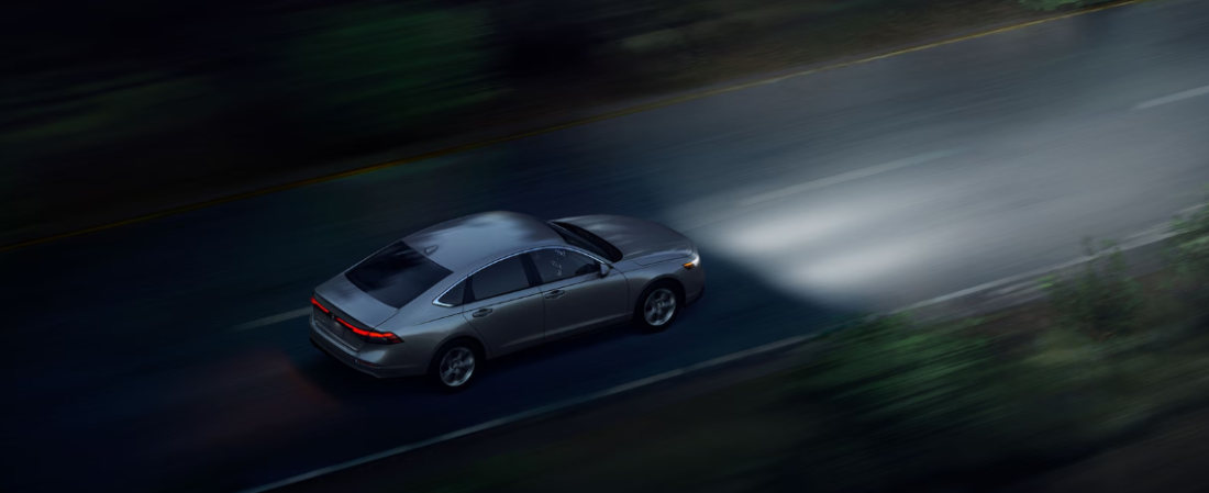 El carro que se muestra es el Honda Accord 2025 LX en Solar Silver Metallic.