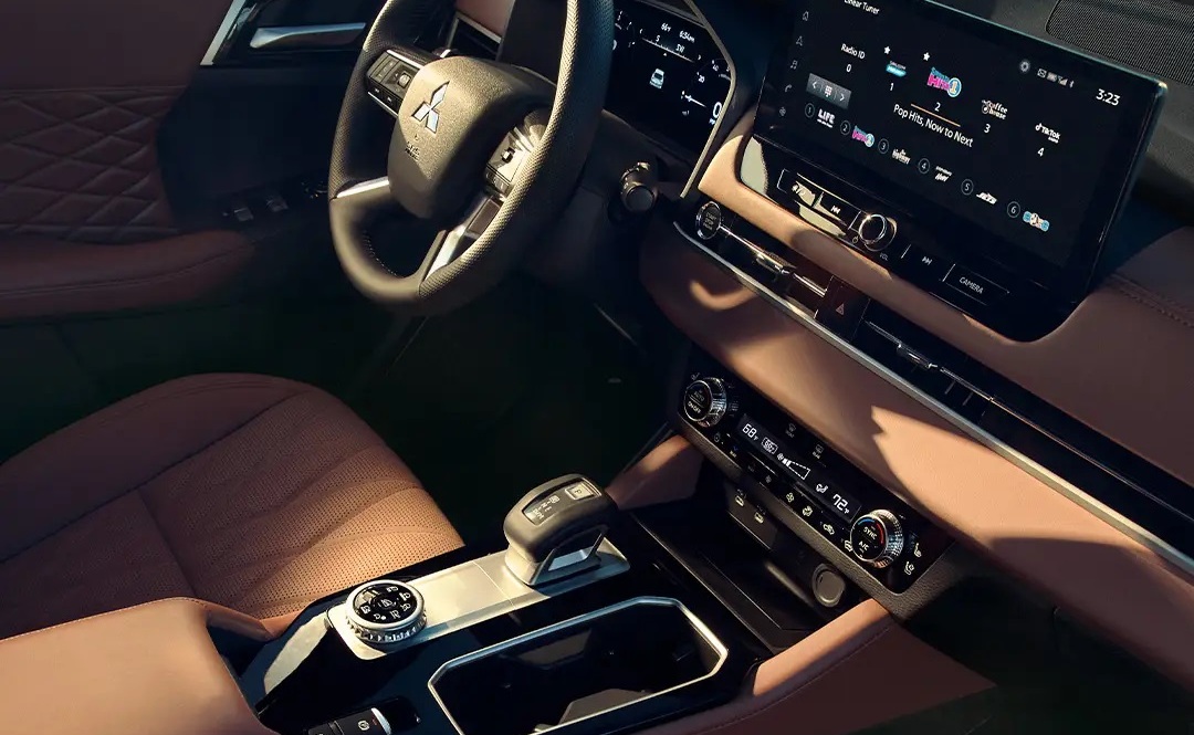 2025 Mitsubishi Outlander Center Stack