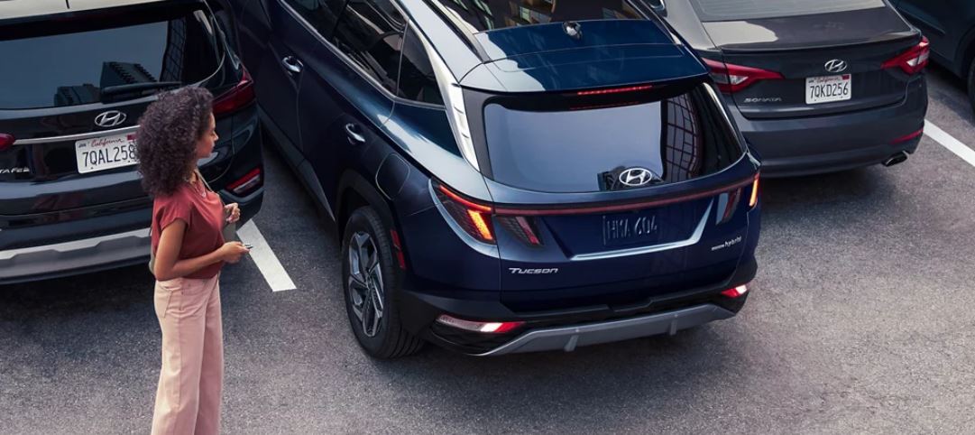 Con solo pulsar un botón de la llave inteligente y estando tú fuera del vehículo, el TUCSON Hybrid puede entrar y salir de un estacionamiento por su cuenta.