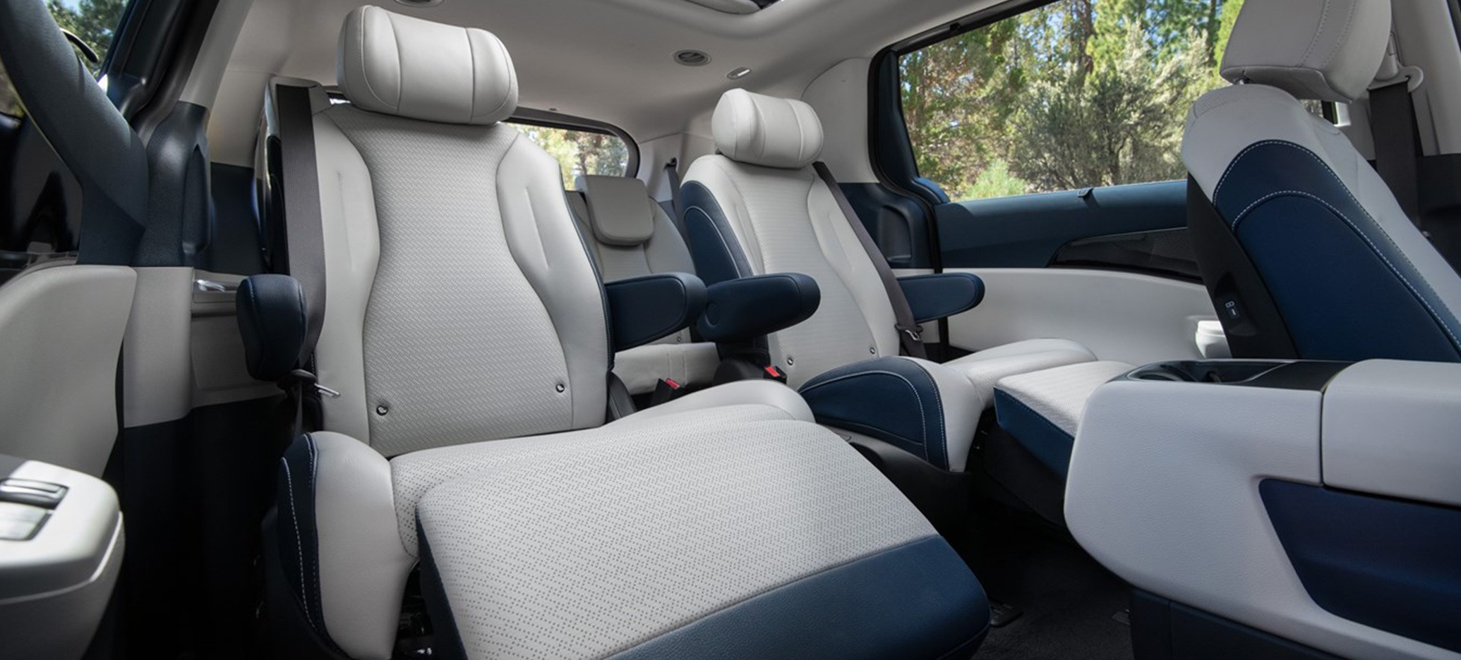 2025 Kia Carnival Hybrid Second-Row Captain's Chairs