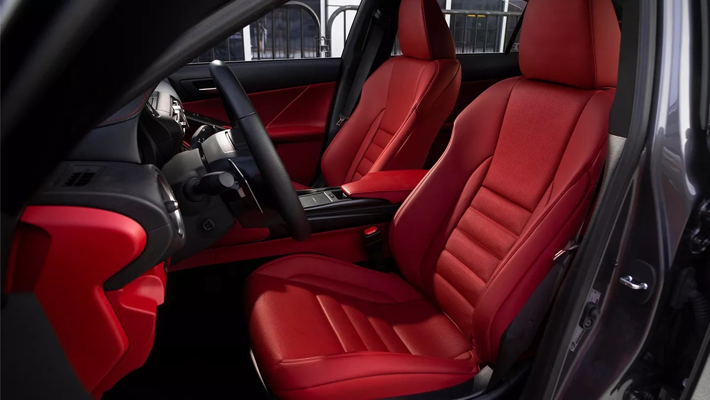 El deportivo interior te hace sentir como un conductor profesional.