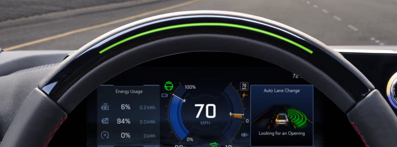 El volante iluminado de verde te indica que ahora el Blazer EV está a cargo de la conducción.