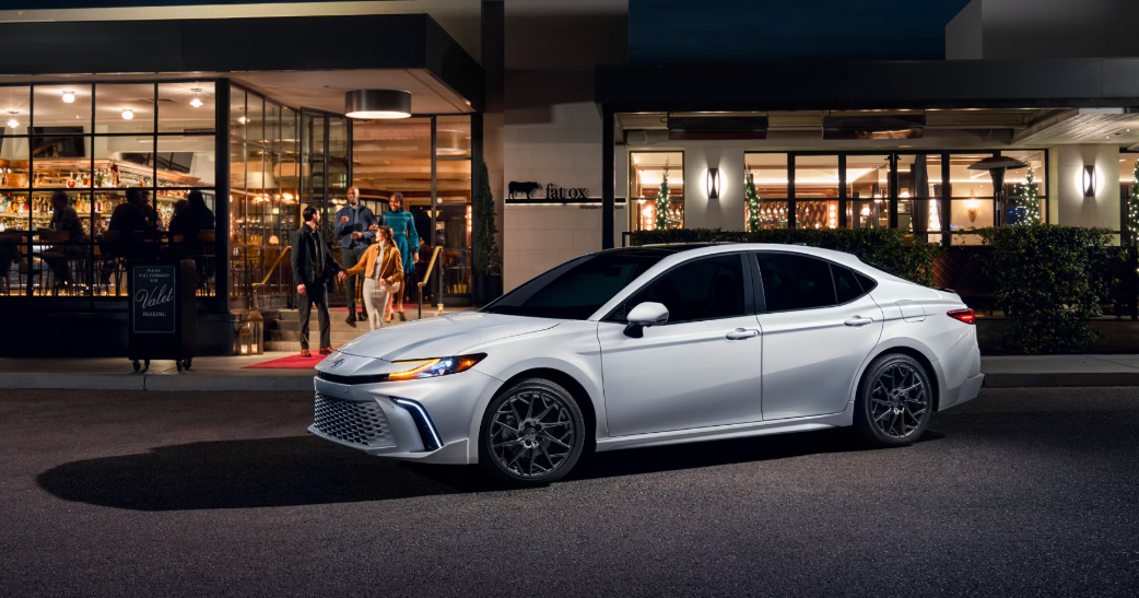 2025 Toyota Camry vs 2025 Hyundai SONATA Hybrid in Rockford, IL