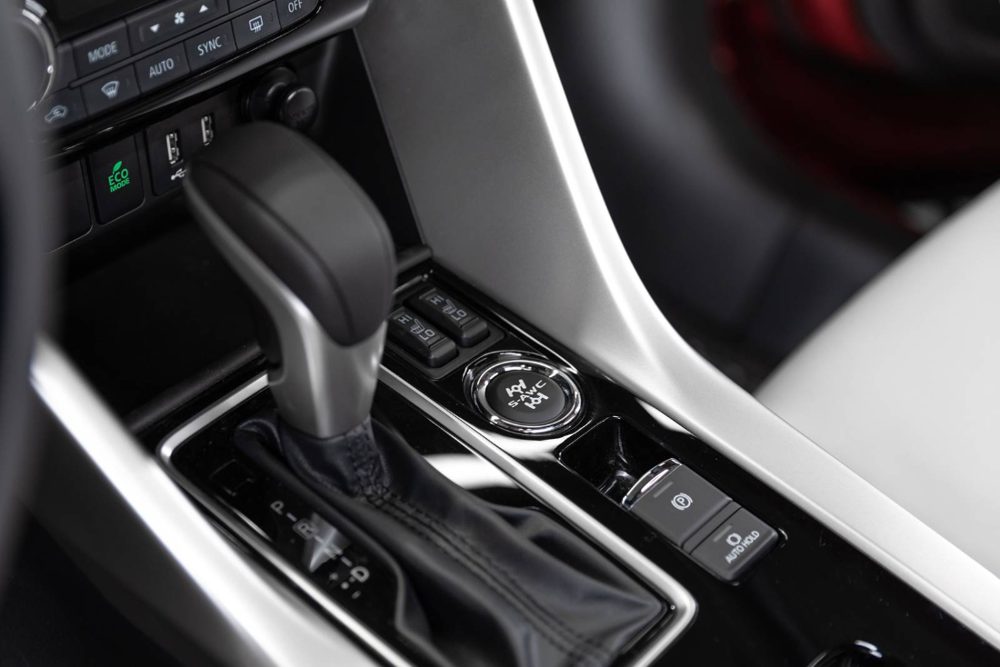 2025 Mitsubishi Eclipse Cross SEL Shifter Knob