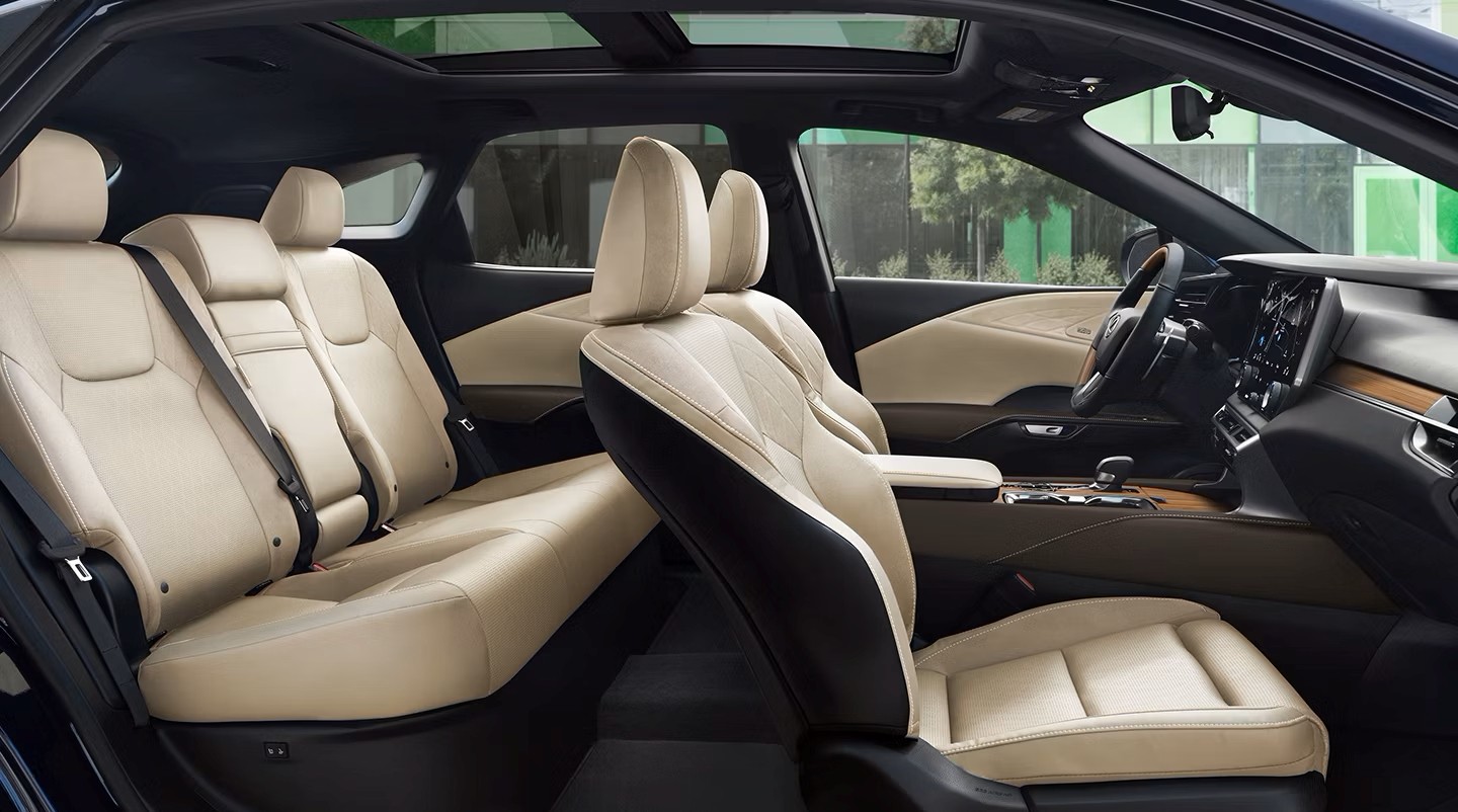 El Lexus RX 350h 2025 es el SUV ideal para quienes buscan un SUV con una cabina lujosa y tecnológica para una experiencia de viaje superior.