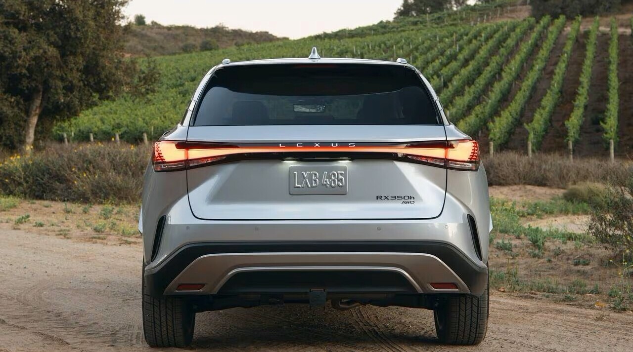 En la parte trasera, todos los suspiros se los roba la distintiva luz trasera que recorre todo el ancho del vehículo resaltando su deportivo porte.