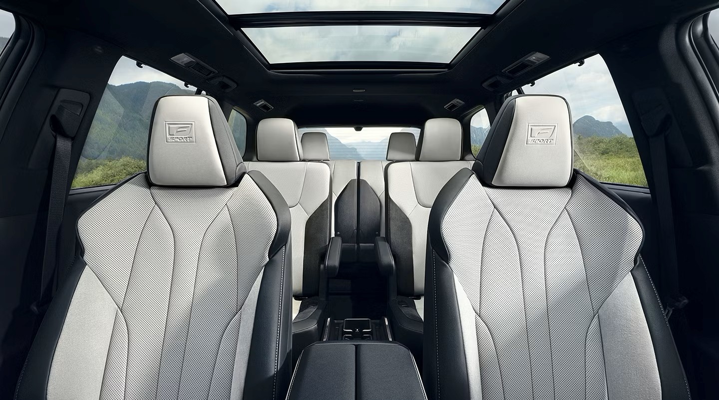 En un Lexus TX 350 pueden viajar siete u seis personas (dependiendo de si quieres butacas tipo capitán en la segunda fila o no).