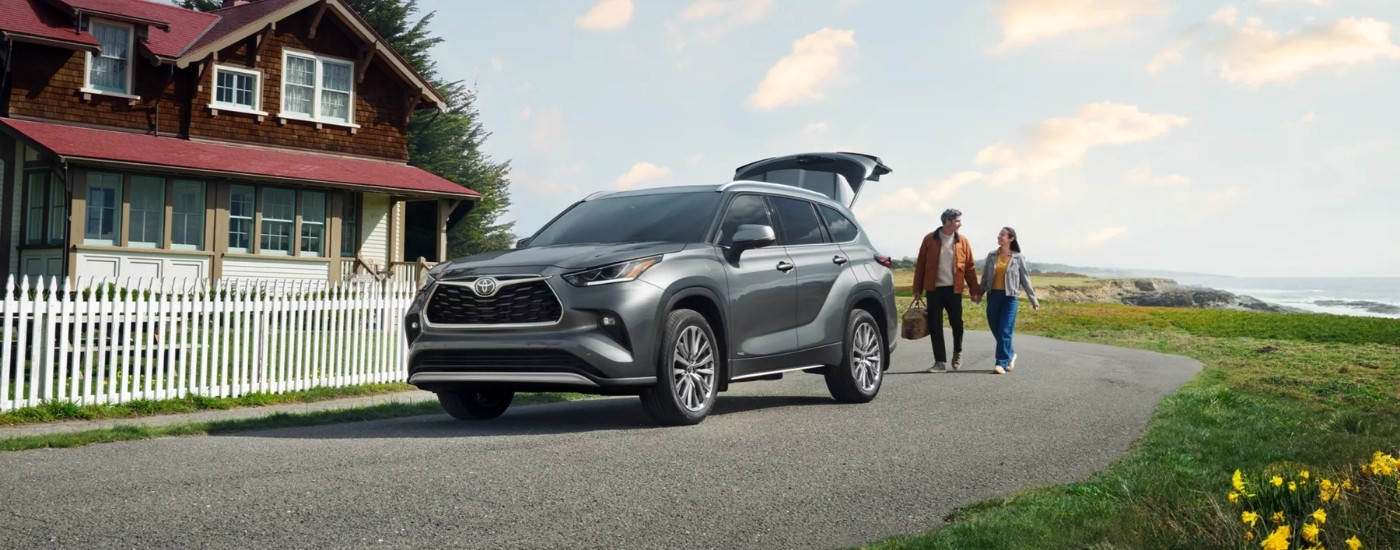 A grey 2025 Toyota Highlander for sale near San Antonio from the front at an angle.