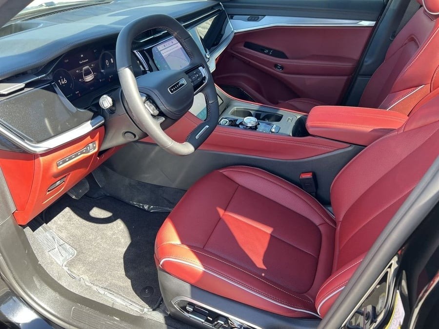 2025 Wagoneer S front seats