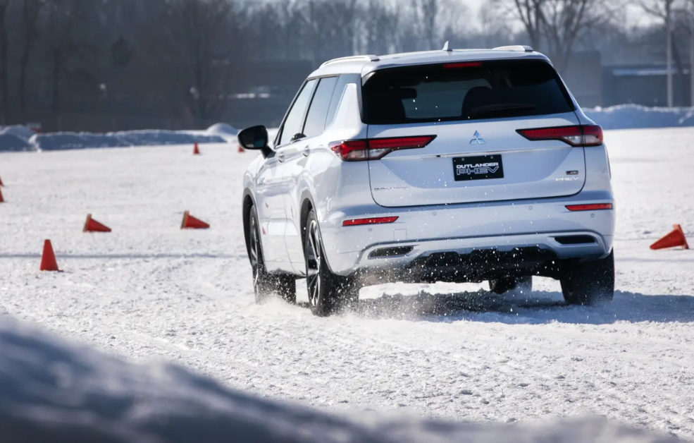 Why the Mitsubishi Outlander Excels in Alberta’s Fall and Winter Conditions