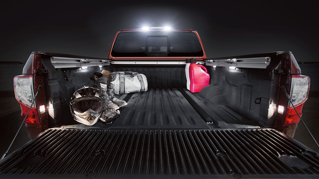 2017 Nissan Titan vs 2017 Ram 1500 in Joliet, IL